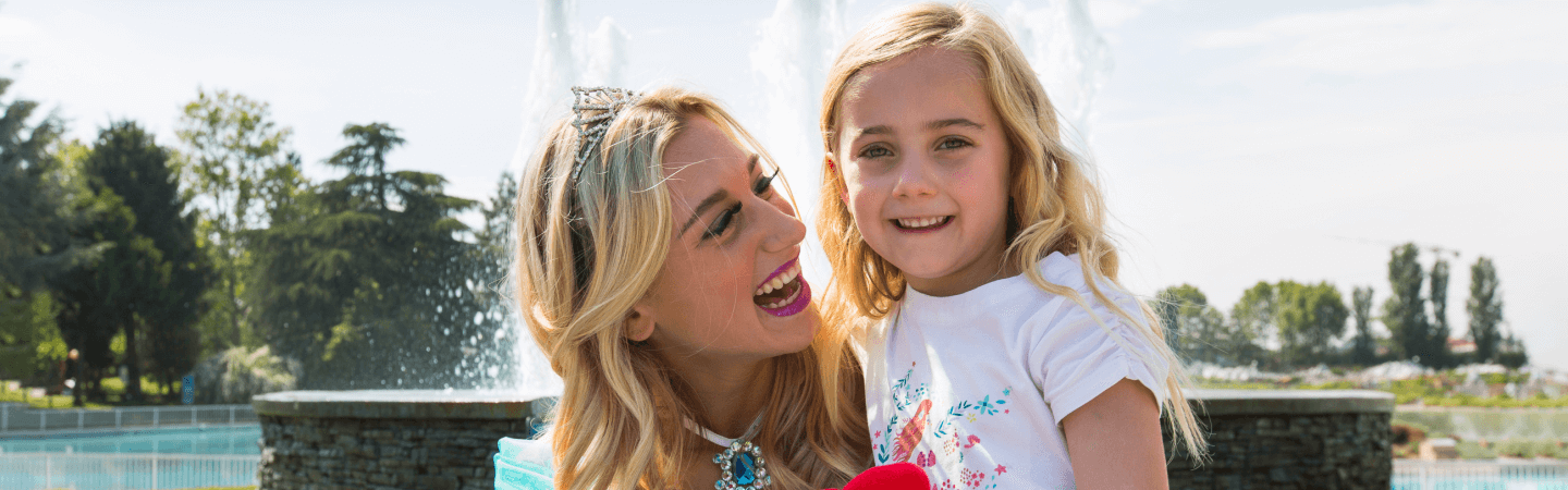 una mamma con sua figlia che si abbracciano felici