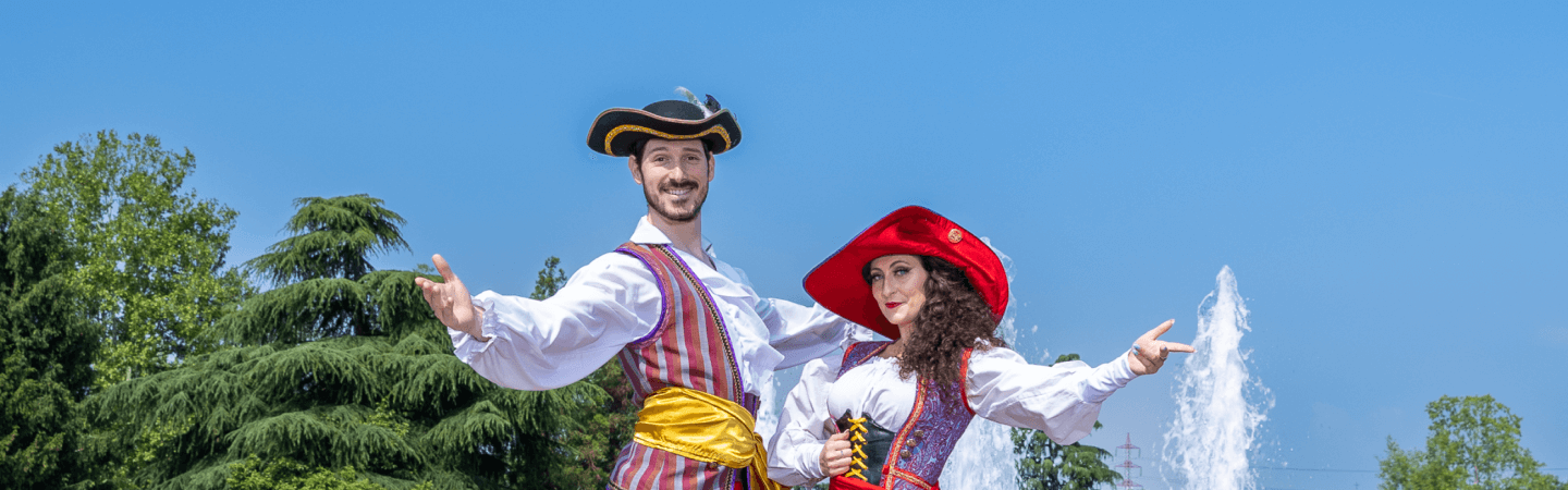 due persone mascherate